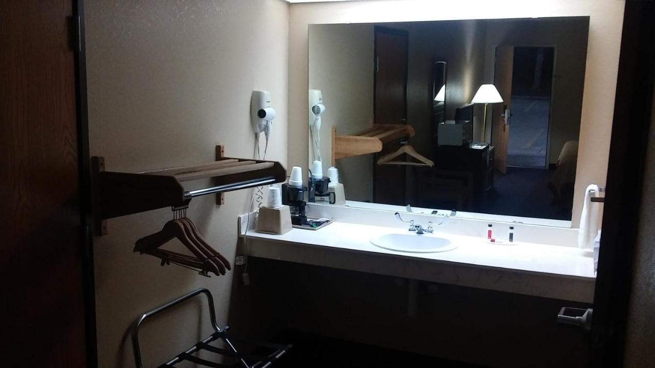 Super 8 By Wyndham Mount Vernon